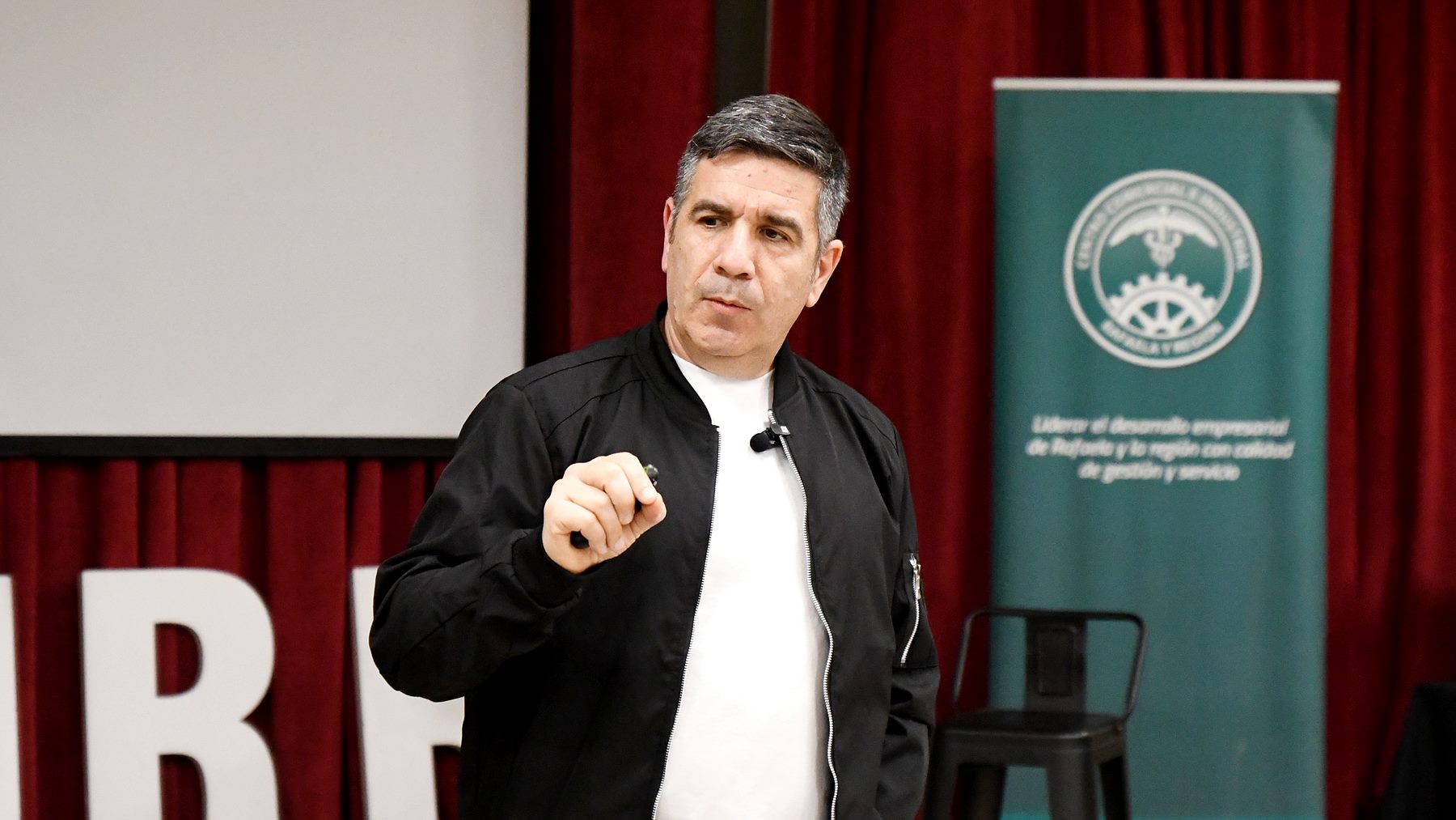 Javier Ginez durante una charla sobre transformación organizacional