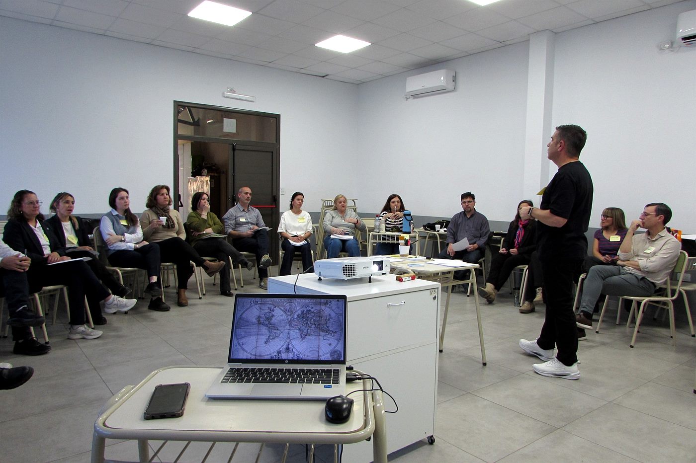 Javier Ginez conduciendo un taller con líderes de distintas áreas