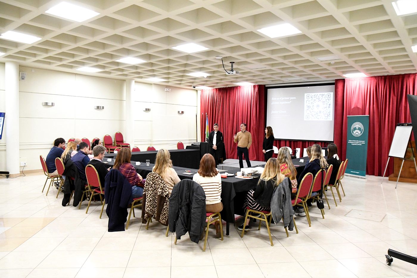 Javier Ginez presentando ante un grupo sentado alrededor de una mesa